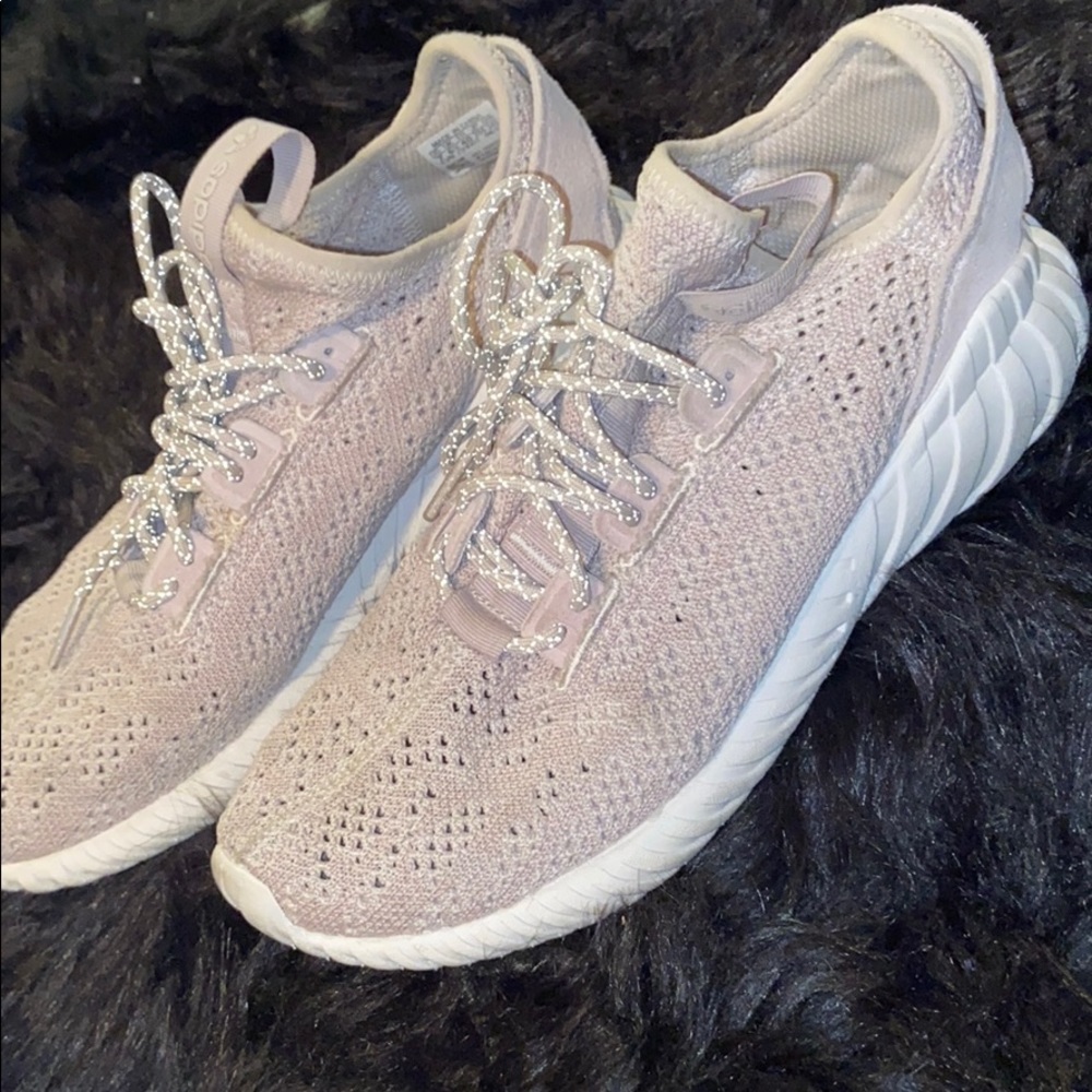 Tennis shoes